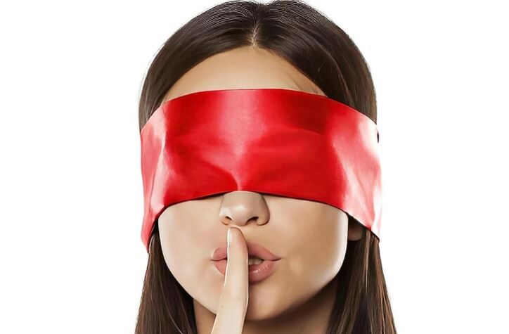 BDSM Göz Bandı Nedir? Blindfold Kullanımı, Türleri ve Seçim Rehberi